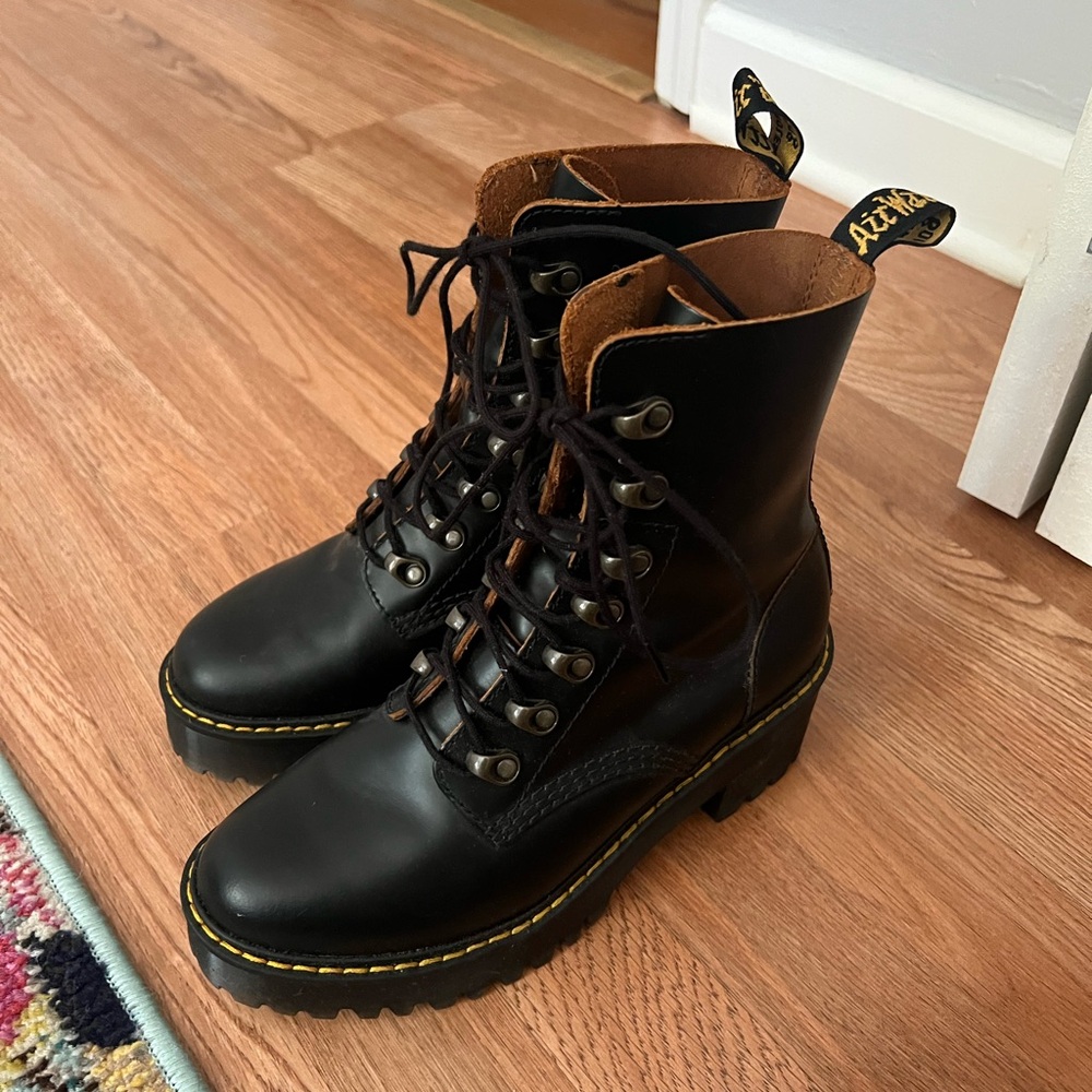 DR. MARTENS - LEONA WOMEN'S VINTAGE SMOOTH LEATHER HEELED BOOTS- Black size 7